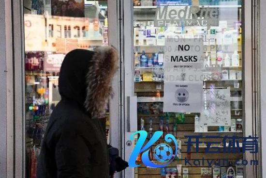 药店贴出口罩售罄的布告。新华社发